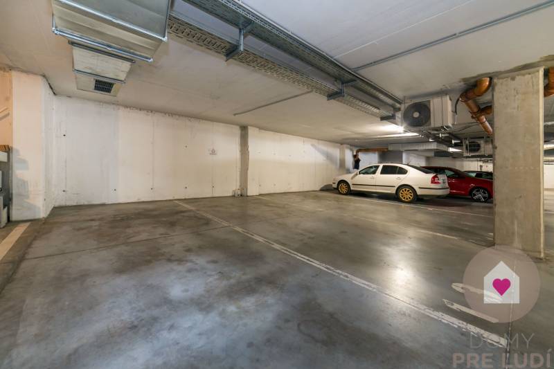 GALANTA/CENTRUM - commercial space on the 1st floor with parking