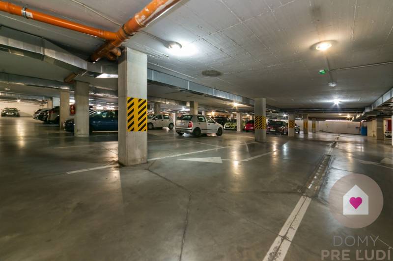 GALANTA/CENTRUM - commercial space on the 1st floor with parking