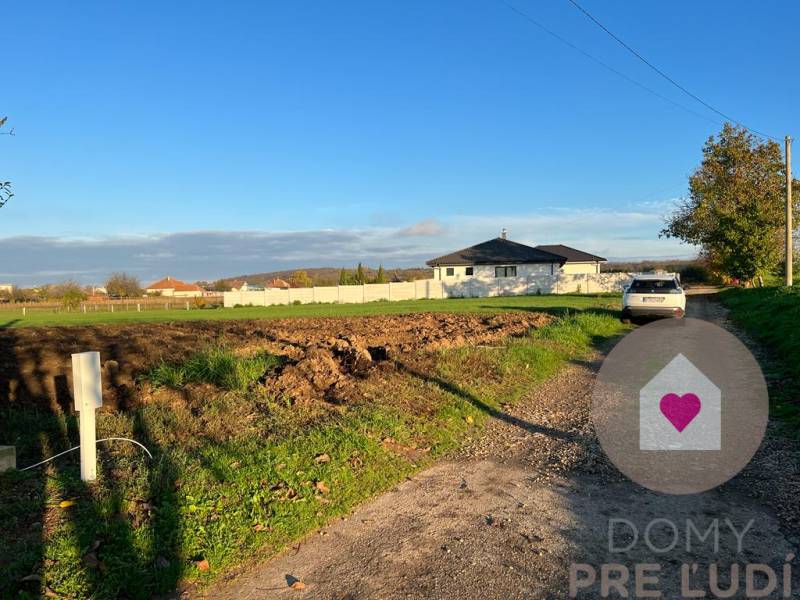 RADAVA - Building plot with a decent area in a good part of the villag