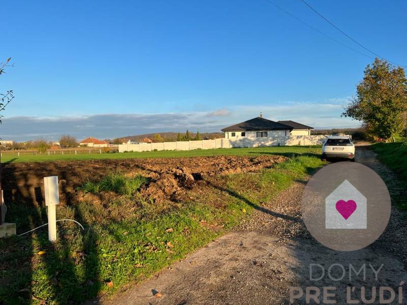RADAVA - Building plot with a decent area in a good part of the villag