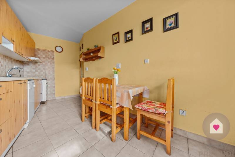 BA/KARLOVA VES-Sale of a large 4-bedroom apartment with a loggia 