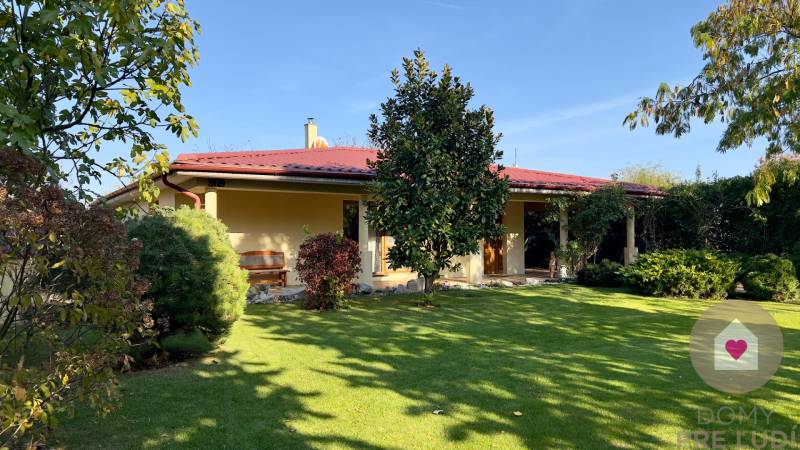 DOBROHOŠT-Sale of spittle family house with a garage and a garden 