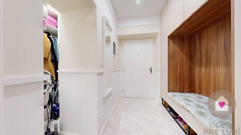 BA I-Rent of a large modern 4-room apartment with 2 balconies-Židovská