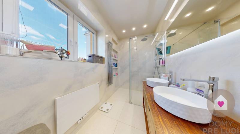 BA I-Rent of a large modern 4-room apartment with 2 balconies-Židovská
