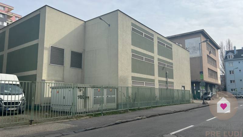 BA/RUŽINOV - Spacious parking space on 1st floor - Freezer area