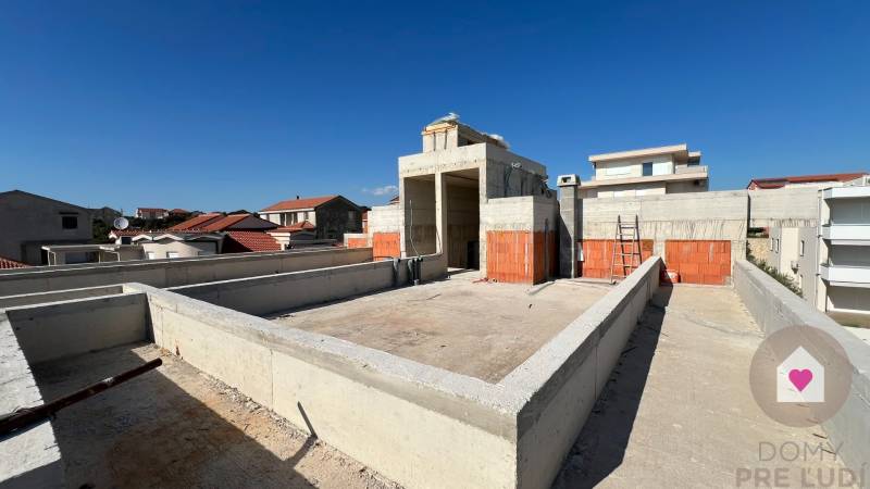 HR/PAG/MANDRE- Predaj luxusných apartmánov s terasami priamo na pláži-1.rad