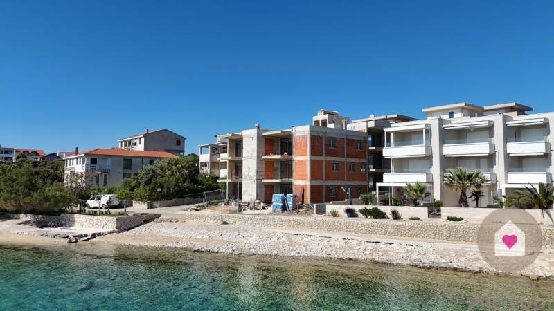 HR/PAG/MANDRE- Predaj luxusných apartmánov s terasami priamo na pláži-1.rad