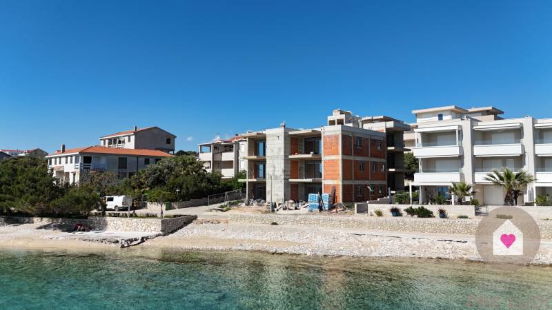 HR/PAG/MANDRE- Predaj luxusných apartmánov s terasami priamo na pláži-1.rad