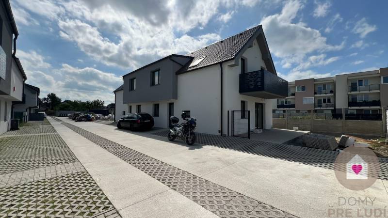 BA/VRAKUŇA- Rent of a 5-room apartment with a front garden, terrace