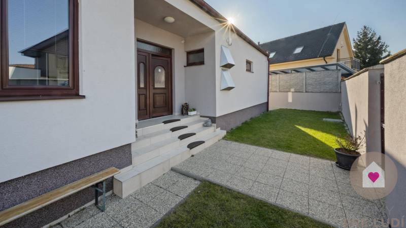 BA/VRAKUŇA-Sale of 5-family house in a private alley with swimming poo