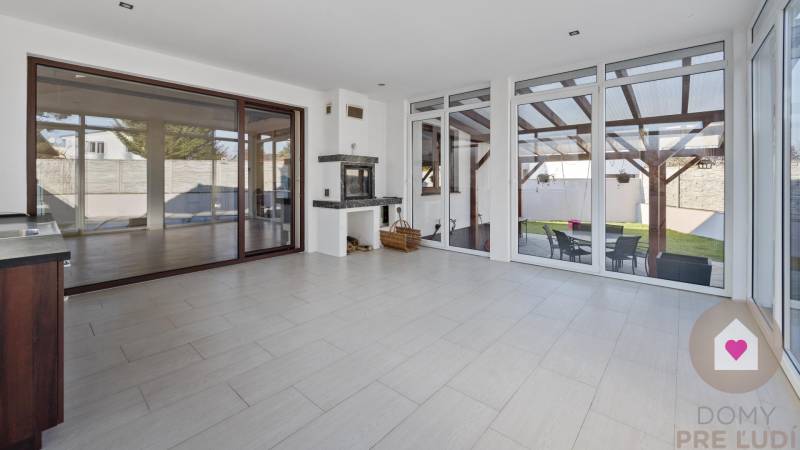 BA/VRAKUŇA-Sale of 5-family house in a private alley with swimming poo