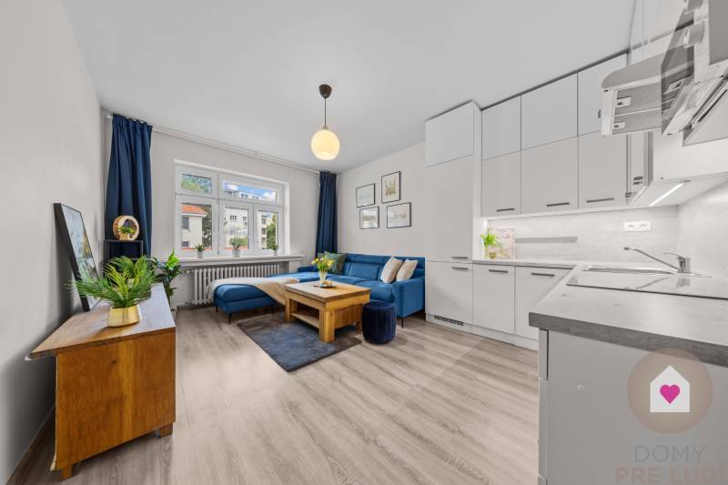 BA I-Sale of a modernly renovated 3-room apartment in a brick building