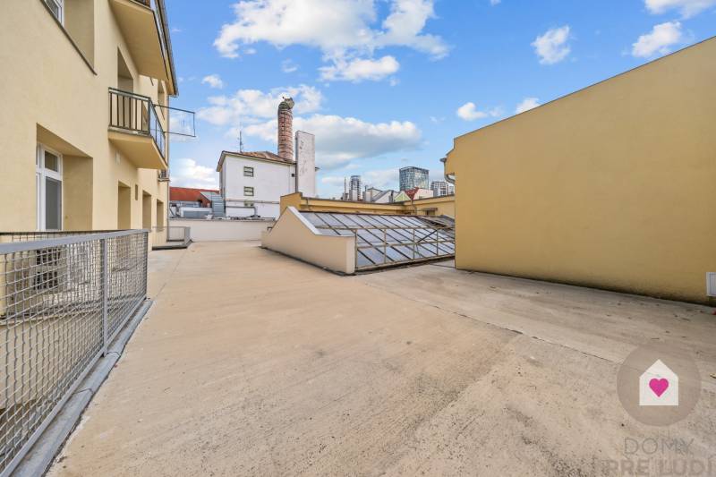 BA I-Sale of a modernly renovated 3-room apartment in a brick building