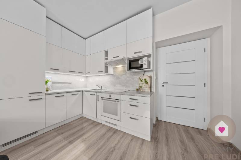 BA I-Sale of a modernly renovated 3-room apartment in a brick building