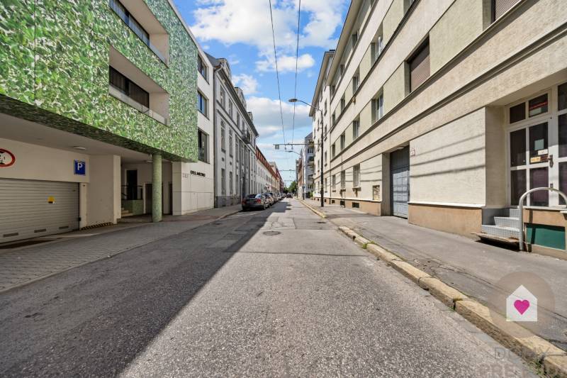 BA I-Sale of a modernly renovated 3-room apartment in a brick building