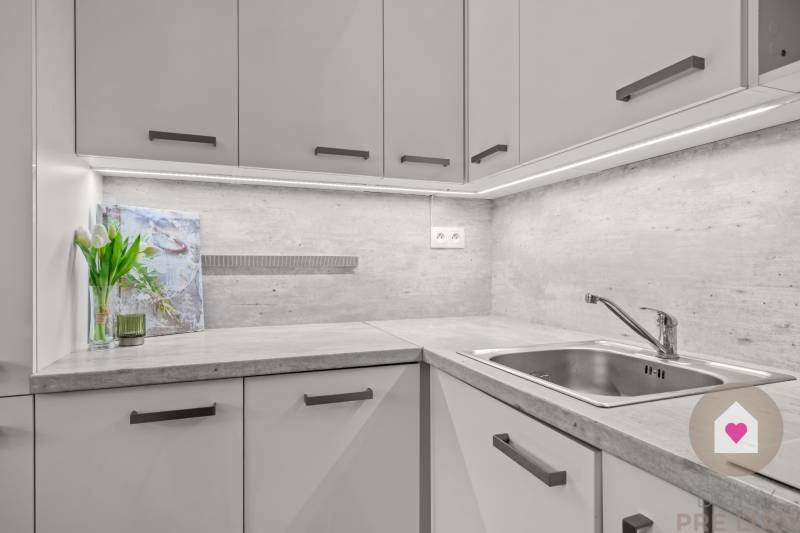 BA I-Sale of a modernly renovated 3-room apartment in a brick building