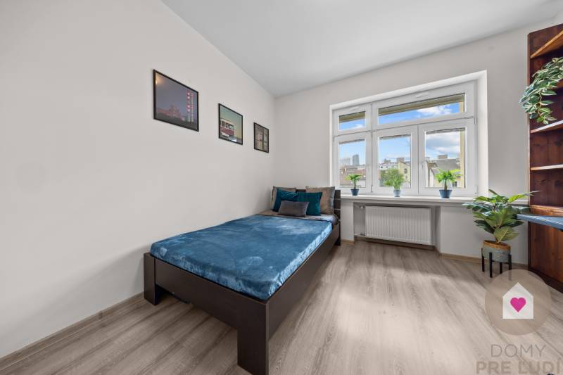 BA I-Sale of a modernly renovated 3-room apartment in a brick building