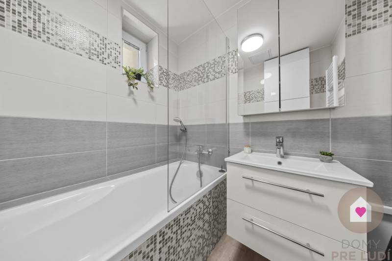 BA I-Sale of a modernly renovated 3-room apartment in a brick building
