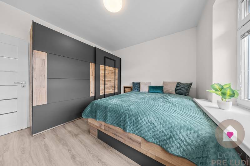 BA I-Sale of a modernly renovated 3-room apartment in a brick building