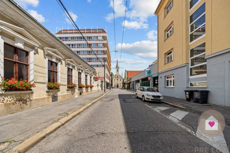 BA I-Sale of a modernly renovated 3-room apartment in a brick building
