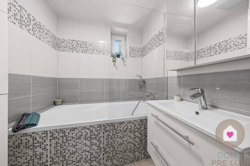 BA I-Sale of a modernly renovated 3-room apartment in a brick building