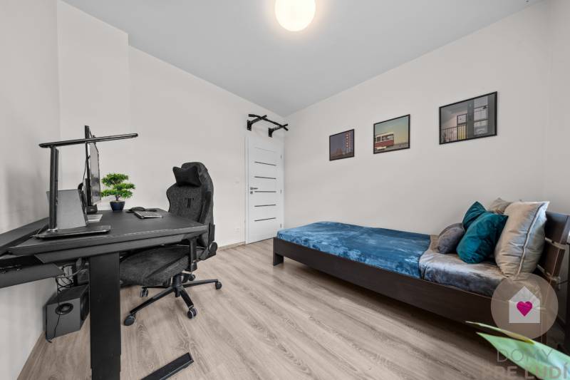 BA I-Sale of a modernly renovated 3-room apartment in a brick building