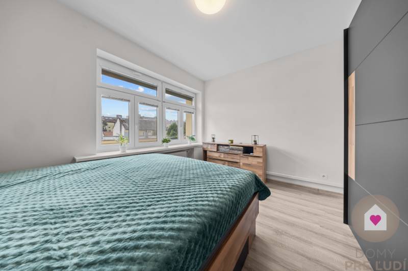 BA I-Sale of a modernly renovated 3-room apartment in a brick building