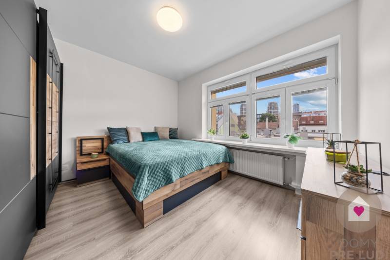 BA I-Sale of a modernly renovated 3-room apartment in a brick building