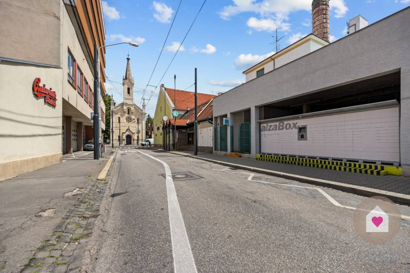 BA I-Sale of a modernly renovated 3-room apartment in a brick building