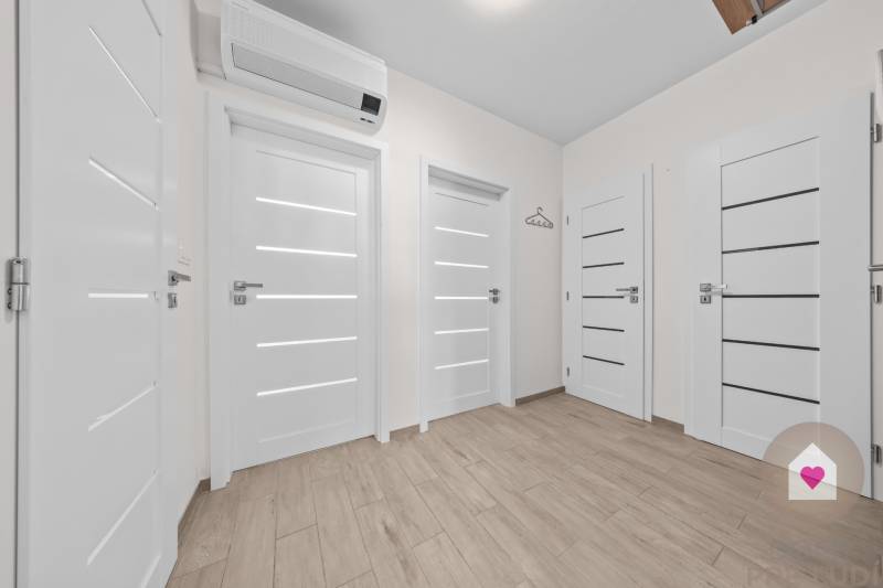 BA I-Sale of a modernly renovated 3-room apartment in a brick building