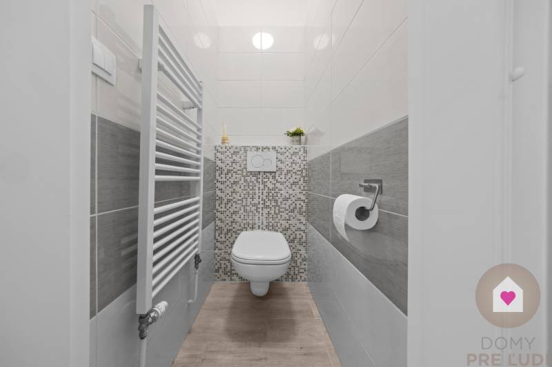 BA I-Sale of a modernly renovated 3-room apartment in a brick building