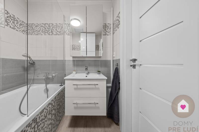 BA I-Sale of a modernly renovated 3-room apartment in a brick building