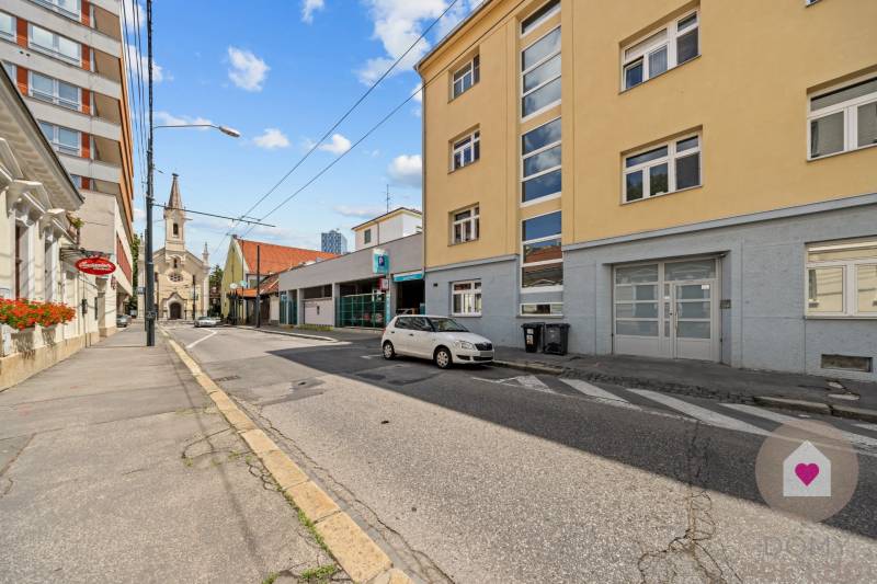 BA I-Sale of a modernly renovated 3-room apartment in a brick building