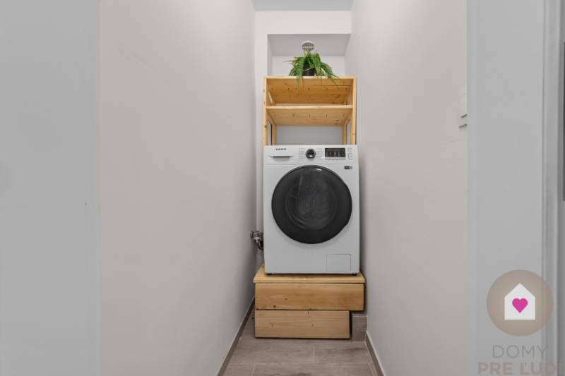 BA I-Sale of a modernly renovated 3-room apartment in a brick building
