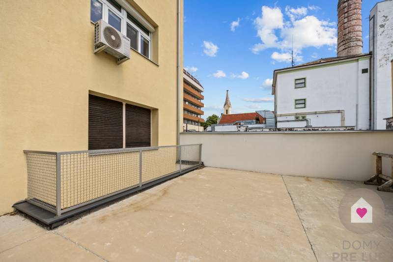 BA I-Sale of a modernly renovated 3-room apartment in a brick building