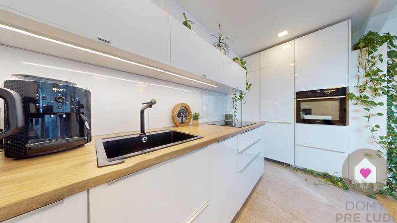 BA/RUŽINOV-Renovated 2 bedroom apartment for rent with a balcony 