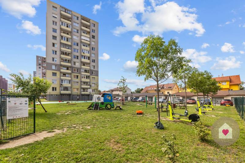SENEC - 3-room modern renovated apartment in the center with a loggia
