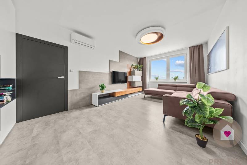SENEC - 3-room modern renovated apartment in the center with a loggia