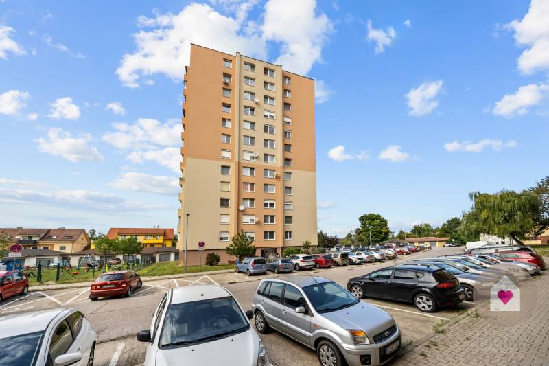 SENEC - 3-room modern renovated apartment in the center with a loggia