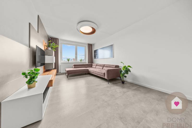 SENEC - 3-room modern renovated apartment in the center with a loggia