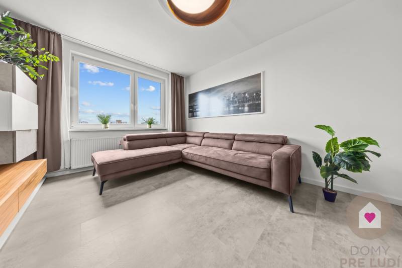 SENEC - 3-room modern renovated apartment in the center with a loggia