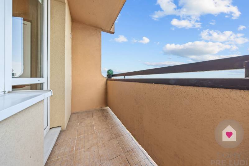SENEC - 3-room modern renovated apartment in the center with a loggia