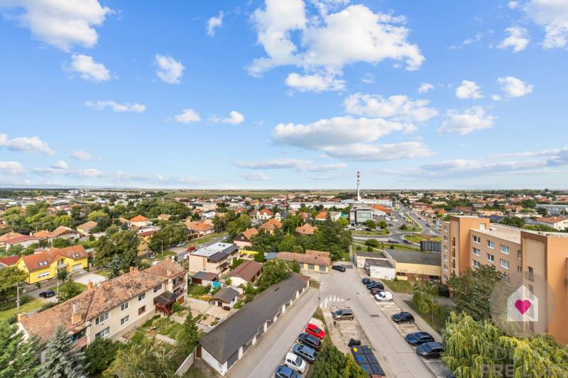 SENEC - 3-room modern renovated apartment in the center with a loggia