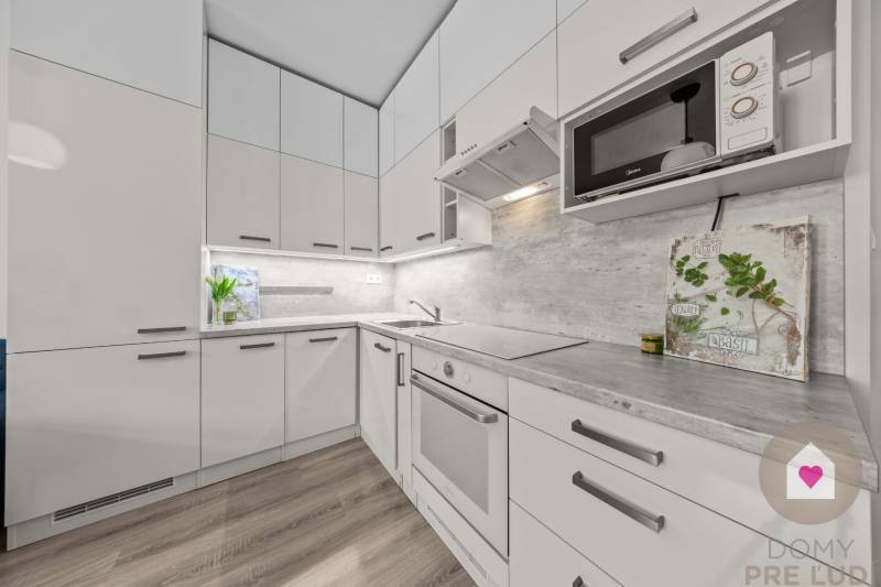 BA I-Rent of a modern 3-room apartment in a brick building-Cintorínska