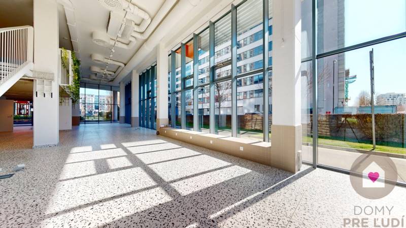 BA/NIVY - Multifunctional commercial premises at a busy address