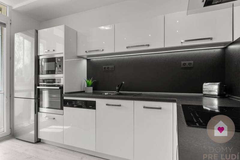 BA/PETRŽALKA-Rent a completely renovated 3-bedroom apartment with logg