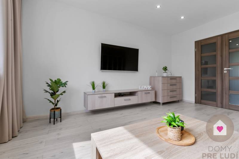 BA/PETRŽALKA-Rent a completely renovated 3-bedroom apartment with logg