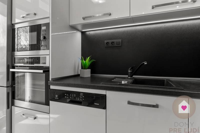 BA/PETRŽALKA-Rent a completely renovated 3-bedroom apartment with logg
