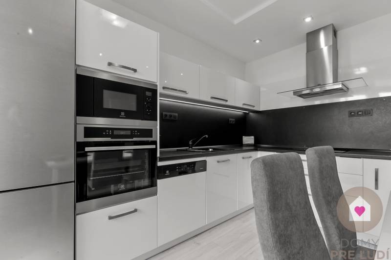 BA/PETRŽALKA-Rent a completely renovated 3-bedroom apartment with logg