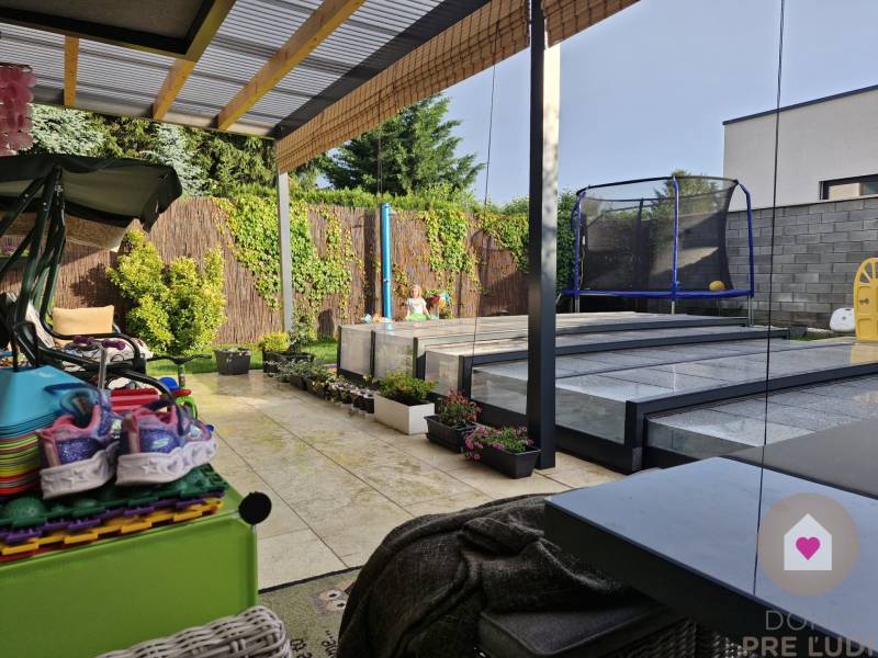 BA/VRAKUŇA-Rent of a 5-room house with 2 garages, swimming pool,garden